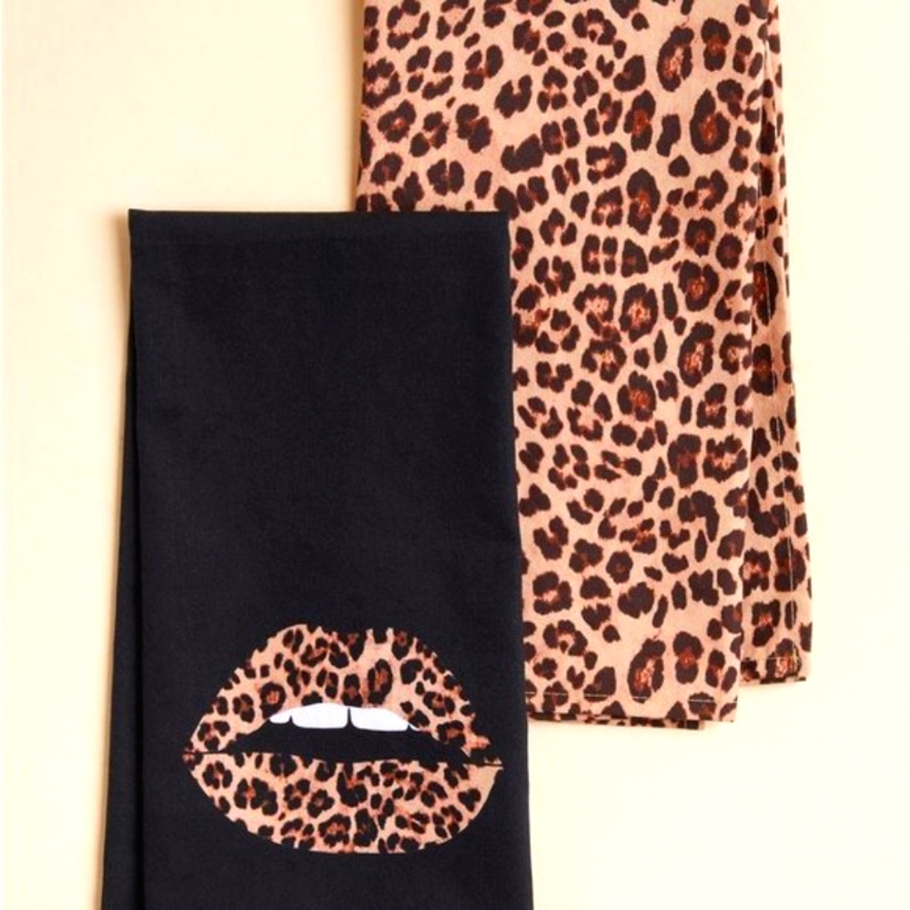 ❤️NWT TORRID KITCHEN TEA DISH TOWEL DUO, LIPS LEOPARD DECORATION DECOR